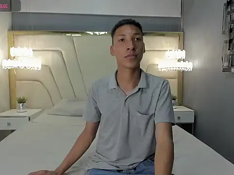 Domminick18 online show from October 21, 2025, 7:25 pm