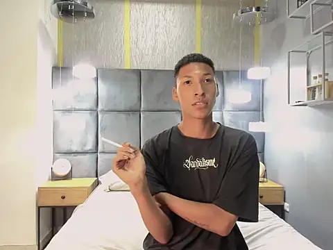 Domminick18 online show from October 23, 2025, 7:23 pm