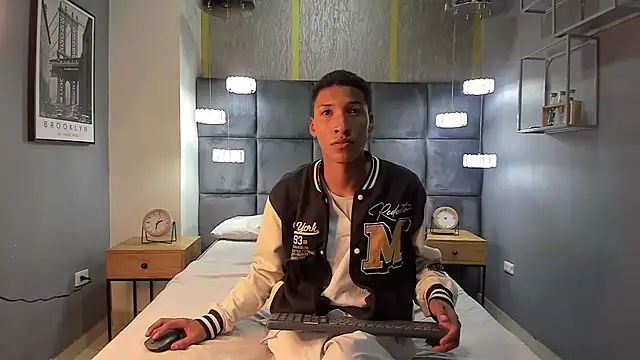 Domminick18 online show from October 28, 2025, 8:55 pm