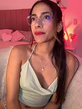Snapshot of elegant__rouse chatting on April 17, 2026, 10:35 pm elegant rouse online show from April 17, 2026, 10:35 pm