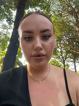 KiraSunshine online show from February 9, 2026, 3:54 am