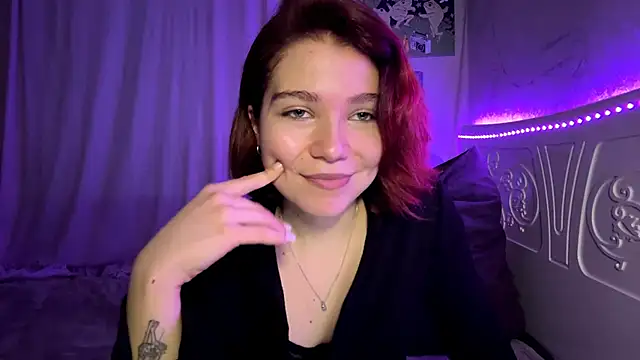 ReginaVbiles online show from November 3, 2025, 2:40 pm