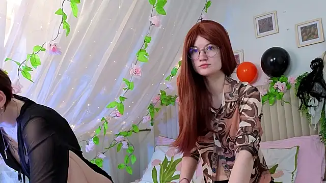 Snapshot of Lil_tits_girls chatting on October 24, 2025, 4:20 am Lil tits girls online show from October 24, 2025, 4:20 am