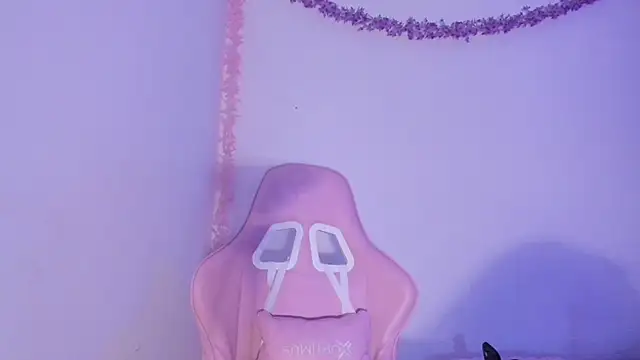 Snapshot of DulcineaRouse01 chatting on October 23, 2025, 12:32 am DulcineaRouse01 online show from October 23, 2025, 12:32 am