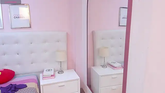 Snapshot of AndreaNavas chatting on October 31, 2025, 4:02 am AndreaNavas online show from October 31, 2025, 4:02 am