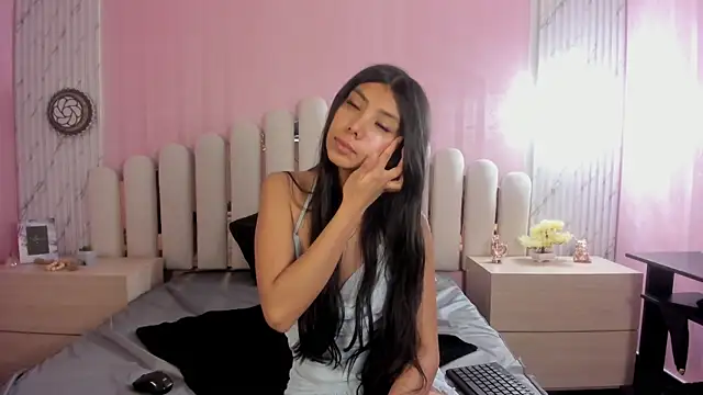 Isabella Marsh online show from December 1, 2025, 12:32 pm