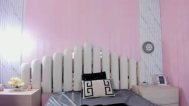 Isabella Marsh online show from December 14, 2025, 1:27 pm