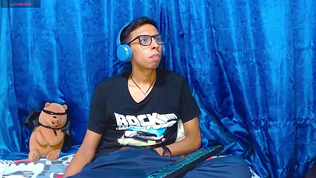 Snapshot of DavTwink3100 chatting on March 3, 2026, 2:18 am DavTwink3100 online show from March 3, 2026, 2:18 am