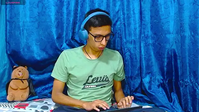 Snapshot of DavTwink3100 chatting on March 4, 2026, 1:33 am DavTwink3100 online show from March 4, 2026, 1:33 am