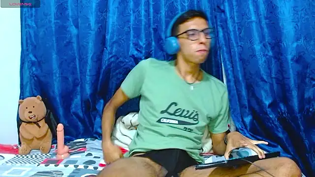 Snapshot of DavTwink3100 chatting on March 6, 2026, 1:35 am DavTwink3100 online show from March 6, 2026, 1:35 am