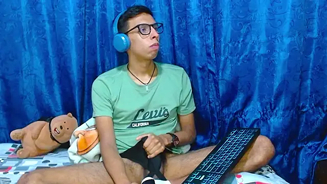 Snapshot of DavTwink3100 chatting on March 9, 2026, 1:53 am DavTwink3100 online show from March 9, 2026, 1:53 am