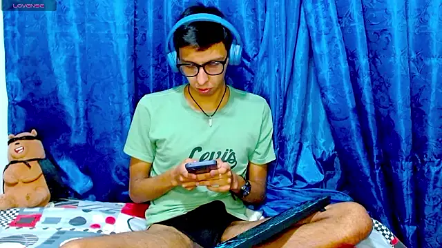 Snapshot of DavTwink3100 chatting on March 13, 2026, 1:56 am DavTwink3100 online show from March 13, 2026, 1:56 am