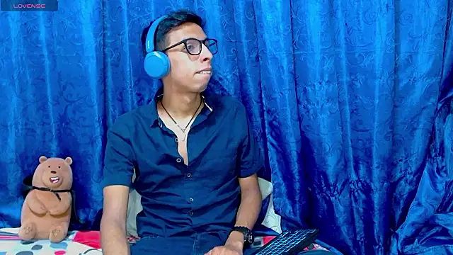 Snapshot of DavTwink3100 chatting on March 15, 2026, 2:06 am DavTwink3100 online show from March 15, 2026, 2:06 am