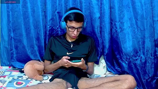 Snapshot of DavTwink3100 chatting on March 18, 2026, 1:42 am DavTwink3100 online show from March 18, 2026, 1:42 am