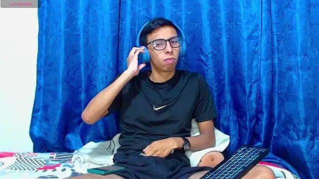 Snapshot of DavTwink3100 chatting on March 20, 2026, 1:54 am DavTwink3100 online show from March 20, 2026, 1:54 am