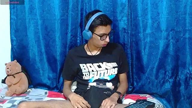 Snapshot of DavTwink3100 chatting on March 31, 2026, 1:40 am DavTwink3100 online show from March 31, 2026, 1:40 am