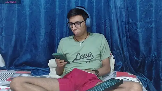 Snapshot of DavTwink3100 chatting on April 4, 2026, 1:48 am DavTwink3100 online show from April 4, 2026, 1:48 am