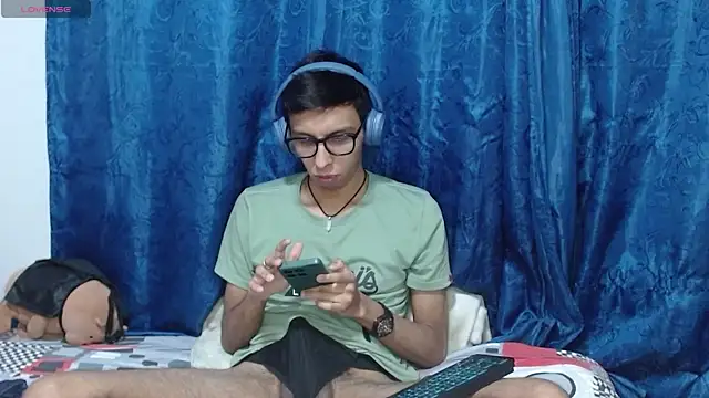 Snapshot of DavTwink3100 chatting on April 5, 2026, 1:47 am DavTwink3100 online show from April 5, 2026, 1:47 am