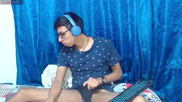 Snapshot of DavTwink3100 chatting on April 6, 2026, 1:36 am DavTwink3100 online show from April 6, 2026, 1:36 am