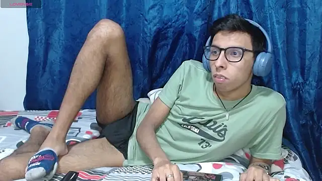 Snapshot of DavTwink3100 chatting on April 11, 2026, 1:21 am DavTwink3100 online show from April 11, 2026, 1:21 am