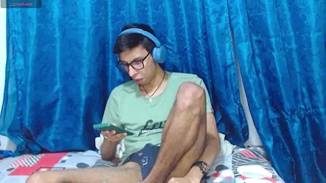 Snapshot of DavTwink3100 chatting on April 14, 2026, 1:33 am DavTwink3100 online show from April 14, 2026, 1:33 am