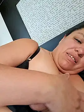 Alondrabb80 online show from December 2, 2025, 9:43 pm