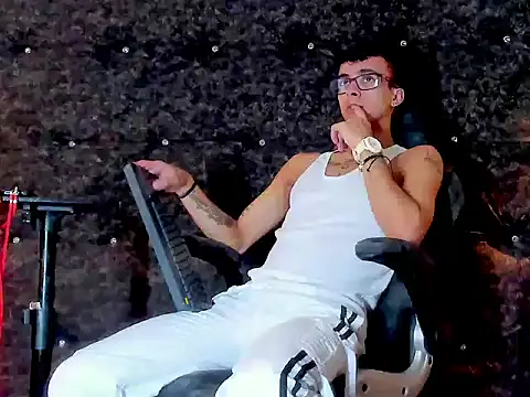 the fenix boy online show from November 5, 2025, 7:36 pm