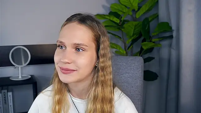 NadinePogar online show from October 19, 2025, 4:29 pm