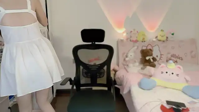 Onecutelittle online show from November 8, 2025, 1:17 am