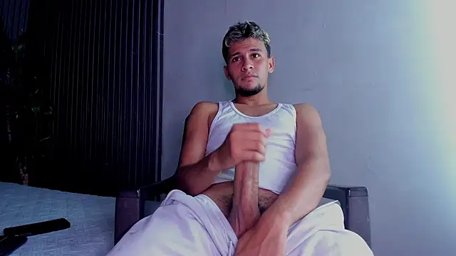 Snapshot of Alan-Smith1 chatting on October 18, 2025, 10:43 pm Alan-Smith1 online show from October 18, 2025, 10:43 pm