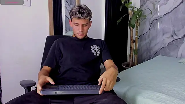 Snapshot of Alan-Smith1 chatting on November 7, 2025, 7:47 pm Alan-Smith1 online show from November 7, 2025, 7:47 pm