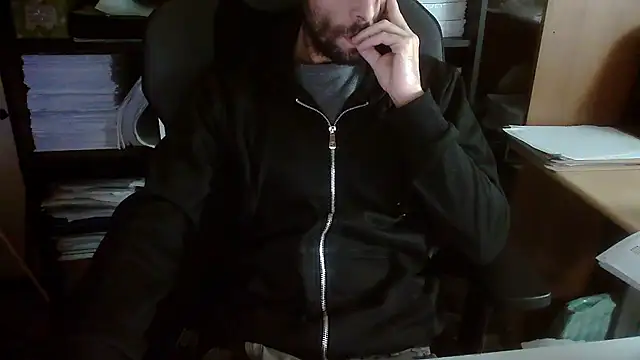 Snapshot of topg84 chatting on October 25, 2025, 11:29 am topg84 online show from October 25, 2025, 11:29 am