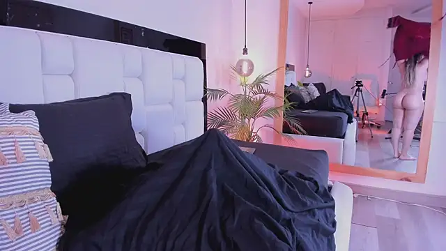 Hanna palmer  online show from October 20, 2025, 9:15 pm