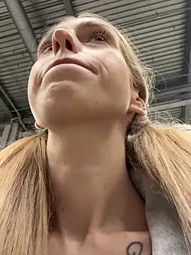 kira mia online show from November 30, 2025, 6:34 pm