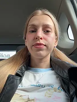 kira mia online show from April 18, 2026, 3:49 pm