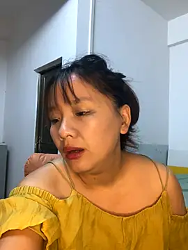 yiyi930316 online show from October 24, 2025, 6:21 am