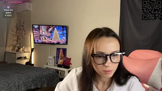 ella simons online show from November 19, 2025, 12:54 am