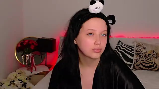 Felicia Herceg online show from November 2, 2025, 5:48 pm