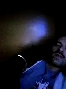 Camionista121998 online show from November 7, 2025, 11:05 pm