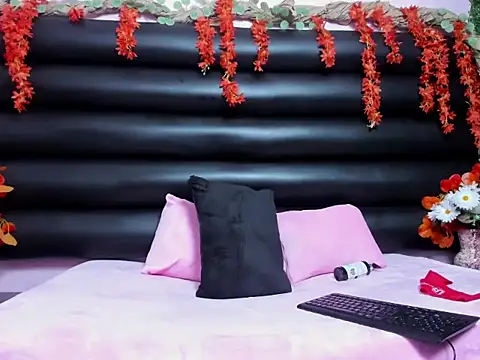 Veella Pariis  online show from October 24, 2025, 12:45 pm