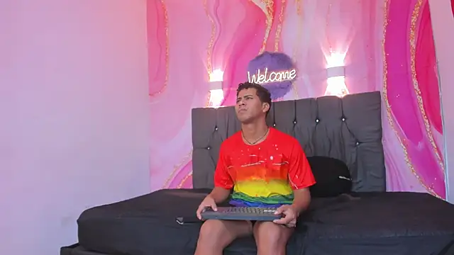 Raphael Latin online show from October 22, 2025, 3:29 am