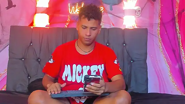 Raphael Latin online show from November 2, 2025, 4:04 am