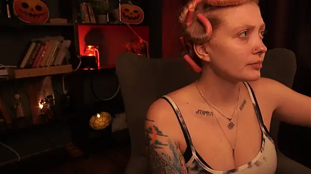 Snapshot of Kiki_shay chatting on October 31, 2025, 1:12 pm Kiki shay online show from October 31, 2025, 1:12 pm