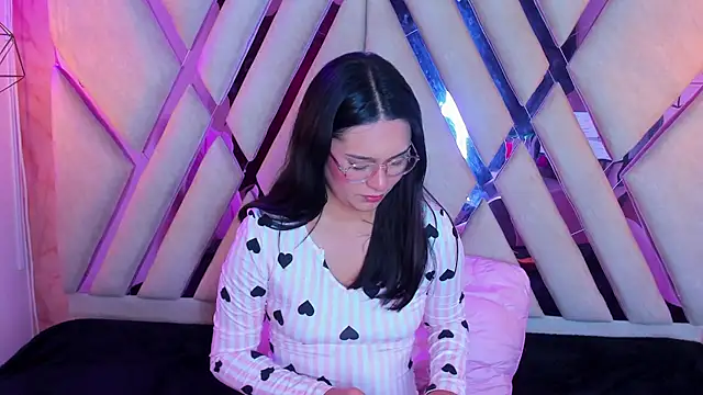 Snapshot of Isa_doux chatting on April 26, 2026, 4:32 am Isa doux online show from April 26, 2026, 4:32 am
