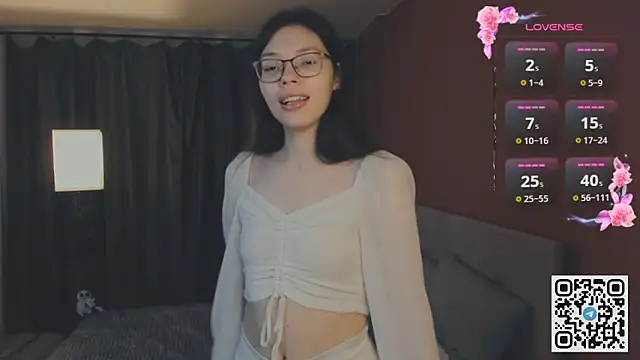 CrystalCastlesss online show from November 7, 2025, 9:15 pm