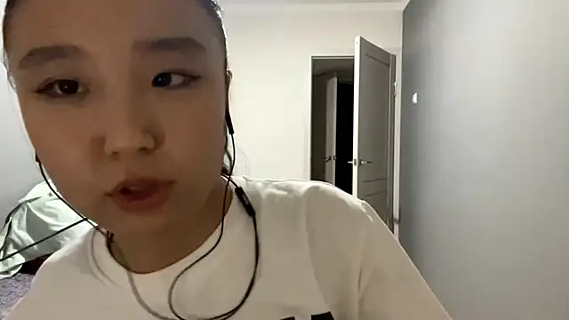 Snapshot of LiaPilksi chatting on October 20, 2025, 5:13 pm LiaPilksi online show from October 20, 2025, 5:13 pm