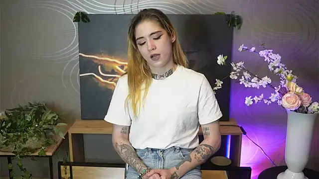 VelvaKientz online show from October 22, 2025, 4:57 am