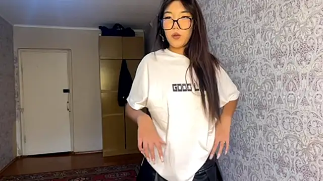 EsterCassius online show from October 26, 2025, 8:42 am