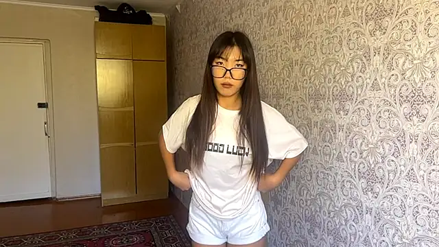 EsterCassius online show from October 31, 2025, 8:04 am