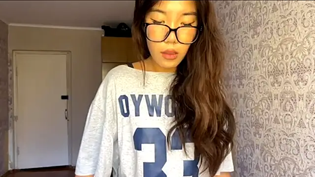 EsterCassius online show from November 4, 2025, 7:07 am